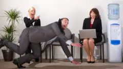 чоловік впав