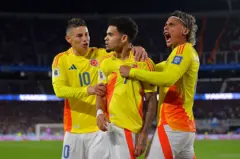James Rodríguez, Luis Díaz e Richard Ríos comemoram um gol pela seleção colombiana