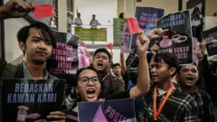 Sejumlah aktivis dan simpatisan dari berbagai elemen membentangkan poster saat sidang putusan praperadilan.