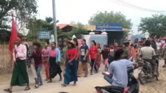 တလုပ်မြို့ကျေးရွာအတွင်းမှာ ဆန္ဒပြသူများ