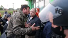 Намойишчиларни назорат қилиш учун махсус кучлар жалб қилинди.