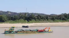 ချင်းတွင်းမြစ်ထဲမှာ တွေ့ရတဲ့ ဖလက် ကုန်တင်မော်တော် တစ်စီး