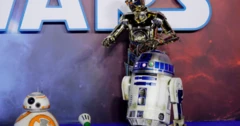 BB8, C-3PO e R2-D2 aparecem no tapete vermelho na estreia europeia do filme Star Wars: A Ascensão de Skywalker