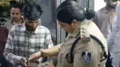 ओमप्रकाश प्रजापती भोपाळहून देवासला आले होते. लग्नासाठी त्यांना दाखवण्यात आलेल्या मुलींचे मोबाइलमधील फोटो पोलिसांना दाखवताना.