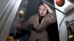 Gece buzdolabını karıştıran bir adam