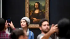 Mona Lisa'nın önünde fotoğraf çektiren turistler