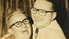 O apresentador Abelardo Barbosa, o Chacrinha (E), e Miguel Gustavo, então diretor-geral da TV Excelsior