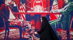 یک نقاشی دیواری که نماینده ایران و آمریکا پشت میز در حال مذاکره هستند، در حالیکه نماینده آمریکا شلوار نظامی به پا دارد و کتِ دیپلماتیک به تن. یک زن چادری در حال گذر از مقابل این نقاشی دیواری است