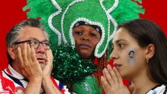 Resimde, düz kırmızı bir arka plan önünde, yüzlerinde endişe ve hayal kırıklığı ifadesi olan üç futbol taraftarı görülüyor. Solda, orta yaşlı bir adam elleriyle yüzünü kapatıyor. Ortada, yeşil parıltılı bir futbol kıyafeti ve ona uygun bir başlık giyen bir kadın var. Sağda ise, ellerini birleştirmiş ve yanağına Arjantin renkleri boyanmış başka bir kadın bulunuyor.
