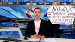 Manifestante invade telejornal ao vivo para protestar