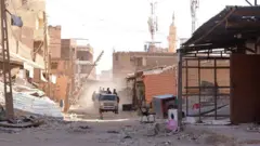 بیشتر وسایل نقلیه‌ای که در خیابان‌های ام‌درمان تردد می‌کنند نظامی هستند