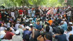 আওয়ামী লীগ নিষিদ্ধের দাবিতে প্রধান উপদেষ্টার বাসভবনের সামনে সমাবেশ