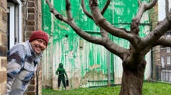 Carlos Serrano, Hornsey Road'daki evinin camından poz veriyor