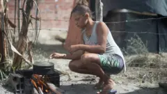 Jamile Carvalho cozinhandojogo de azar em cassinosum fogão improvisado