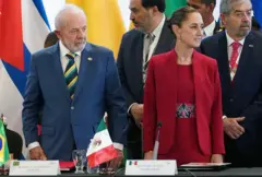 O presidente do Brasil, Luiz Inácio Lula da Silva (à esquerda), e a presidente do México, Claudia Sheinbaum, participam da IX Cúpula dos Estados Latino-Americanos e Caribenhos (CELAC), em abril de 2025