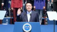 윤석열 대통령이 10일 서울 여의도 국회의사당 앞 잔디마당에서 열린 제20대 대통령 취임식에서 취임선서를 하고 있다