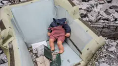 Покинута іграшка в руїнах