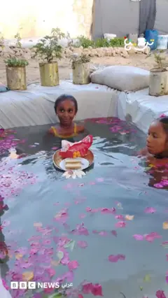 بركة سباحة وسط الخيام والركام