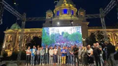 Opozicioni poslanici, potpisnici "Dogovora za pobedu" obratili su se okupljenim demonstrantima