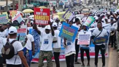 Awọn ọdọ niluu Ibadan ṣe iwọde tako rira epo lati ilẹ okeere