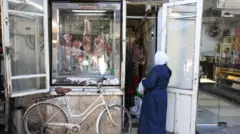 سيدة سورية تتسوق في سوق باب السريجة استعداداً لشهر رمضان في العاصمة دمشق، سوريا، 27 فبراير 2025.