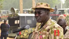 Le chef d'état-major de l'armée nigériane, le lieutenant général Tukur Buratai