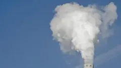 دخان من مدخنة مصنع