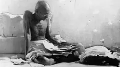 மகாத்மா காந்திக்கு நெருக்கமான எட்டு பெண்கள் யார்?