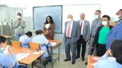 የትምህርት ሚንስትሩ ብርሃኑ ነጋ (ዶ/ር) እና አዲስ አበባ ከተማ ከንቲባ ወ/ሮ አዳነች አቤቤ በከተማው በሚገኙ ጣቢያዎች ዛሬ የተጀመረውን የፈተናውን ሂደት ጎብኝተዋል።