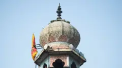 দিল্লির অশোক নগরে উগ্র হিন্দুত্ববাদীরা এই মসজিদ তছনছ করে তাদের পতাকা উড়িয়ে দেয়।