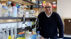 Ignacio López-Goñi en el laboratorio