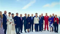 G7 정상회의 참석차 영국을 방문중인 문재인 대통령이 12일(현지시간) 영국 콘월 카비스베이에서 참가국 정상 내외들과 영국 특수비행팀 '레드 애로우'의 G7 정상회의 축하 비행을 관람한 뒤 기념촬영을 있다