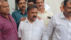 अशोक खरात : गरोदर महिलेचं लैंगिक शोषण ते 'मंतरलेलं पाणी', खरातबद्दल मुख्यमंत्री काय म्हणाले?