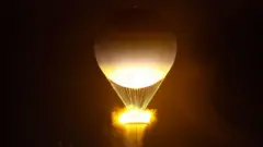 パリの空高く舞い上がった聖火台
