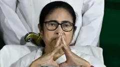 ચિંતાજનક મુદ્રામાં મમતા બેનરજીની તસવીર 