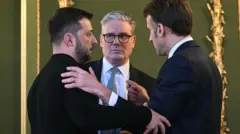 Volodymyr Zelensky, Keir Starmer y Emmanuel Macron conversan después de mantener una reunión durante una cumbre sobre Ucrania en Lancaster House en Londres, Reino Unido, el 2 de marzo de 2025.
