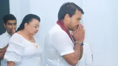 නාමල් රාජපක්ෂ සහ ශිරන්ති රාජපක්ෂ සිටින ඡායාරූපයකි