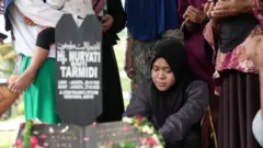 Keluarga melepas kepergian Nuryati, salah satu korban meninggal dalam kecelakaan KRL di Stasiun Bekasi Timur, Selasa (28/04).