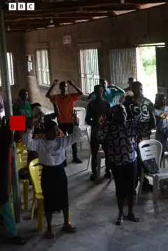 Ọpọ awọn odi pejọ sinu ile ijọsin ti wọn ko ti pari kikọ rẹ