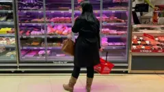 žena u supermarketu