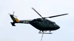 नेपाली सेनाले फूलपातीको अवसरमा हेलिकप्टरमार्फत् बढाइँ गर्दाको फाइल फोटो।