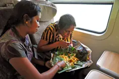 ලොව පුරා බිලියන හතරක ජනතාවකගේ ප්‍රධාන ආහාරය බත් ය. එය දිනපතා මෙන්ම විශාල උත්සව අවස්ථාවන්හිදී ද අනුභව කරනු ලැබේ.