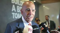 Tom Barrack 17 Nisan 2026'da Antalya'da yapılan Diplomasi Forumu'nda gazetecilerin sorularını yanıtlıyor
