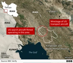 Satelitski zemljevid, ki prikazuje jugozahodni Iran in severno konico Zaliva, skupaj s Kuvajtom in vzhodnim Irakom. Zemljevid prikazuje provinci Kohgiluyeh in Boyer-Ahmad, območja v provincah, kjer je bilo zabeleženo delovanje ameriškega iskalnega letala, pa tudi lokacijo, kjer so našli razbitino ameriškega transportnega letala, in mesto Isfahan.