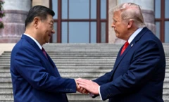 Şi ve Trump, Halkın Büyük Salonu girişinde el sıkışıyor.