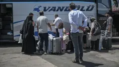 ایرانیان در روز  ۱۸ ژوئن در ترمینال اتوبوس اسنلر استانبول سوار اتوبوس به مقصد وان می‌شوند. پس از حمله اسرائیل در ۱۳ ژوئن، برخی از ایرانیانی که به  ترکیه سفر کرده‌اند برای بازگشت به کشور خود با مشکل مواجه شده‌اند. 