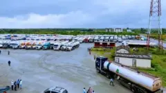 Wasu motcin dakon mai a harabar matatar Dangote