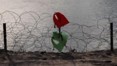 Dos salvavidas enganchados en la alambrada de púas de Eagle Pass, Texas, Estados Unidos.