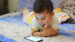 அ﻿லைபேசியை கொடுத்து குழந்தைகளை அமைதிப்படுத்துவது சரியா?