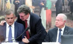 Parlamentares reunidos na CCJ